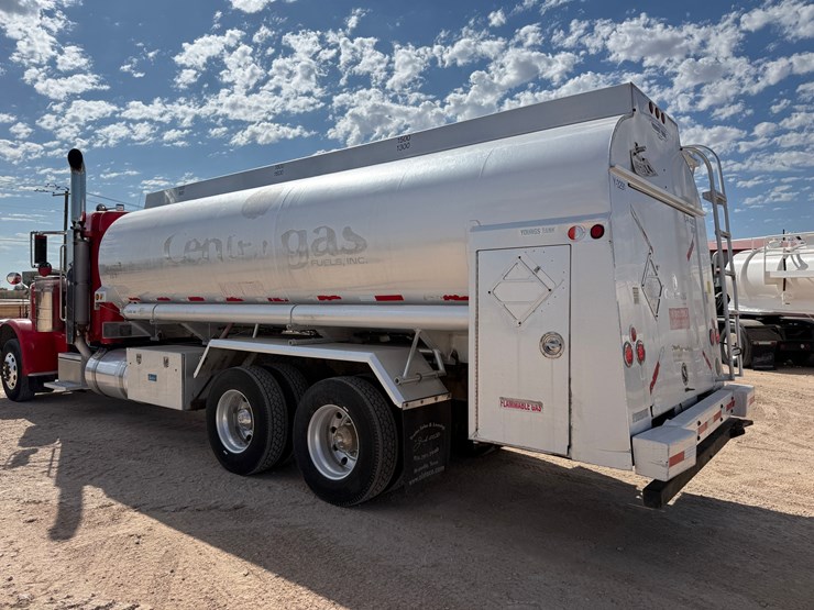 2008-peterbilt-389-image-9