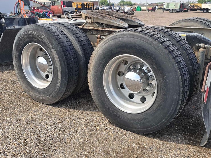 2017-peterbilt-567-image-23