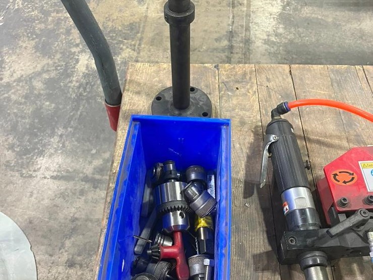 pneumatic-jack-knife-air-tapping-machine,-model-d-12r,-400-rpm,-80-psi,-1/8"-3/8",-w/-assorted-taps-image-2