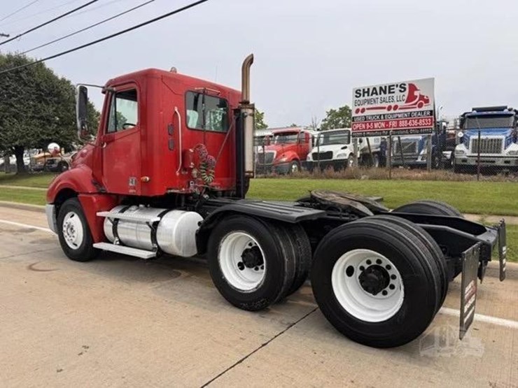 2004-freightliner-columbia-112-image-6