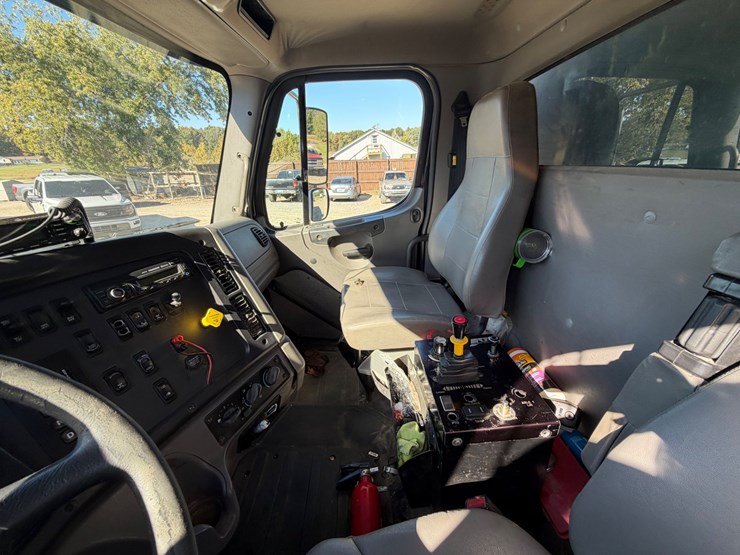 2016-freightliner-114sd-image-39