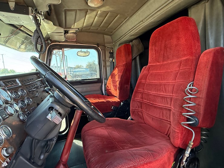 2000-peterbilt-379-image-13