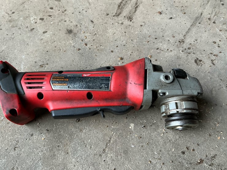 #113-•-milwaukee-m18-cordless-grease-gun-,-4-1/2"-angle-grinder),-rapid-charger-&-xc-5.0-battery-image-12