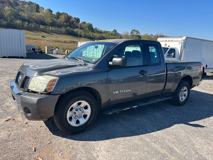 2005-nissan-titan-image-1
