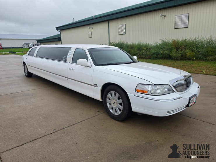 2006-lincoln-town-car-limousine-image-3