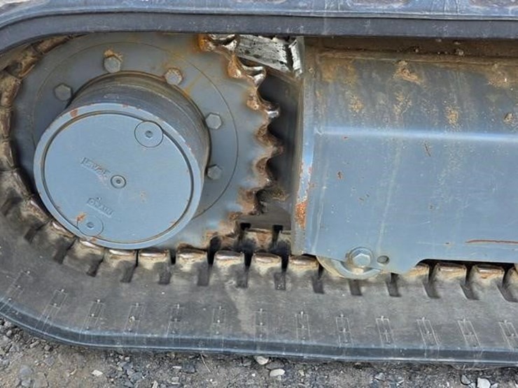 2023-takeuchi-tb240-image-30
