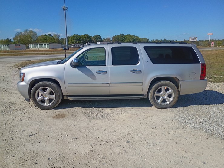 2010-chevrolet-suburban-image-3