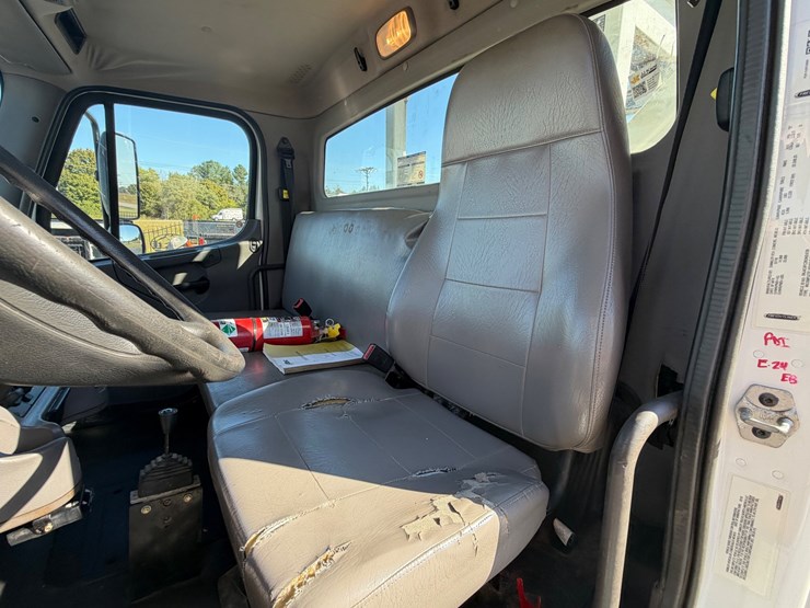 2019-freightliner-m2-106-image-46