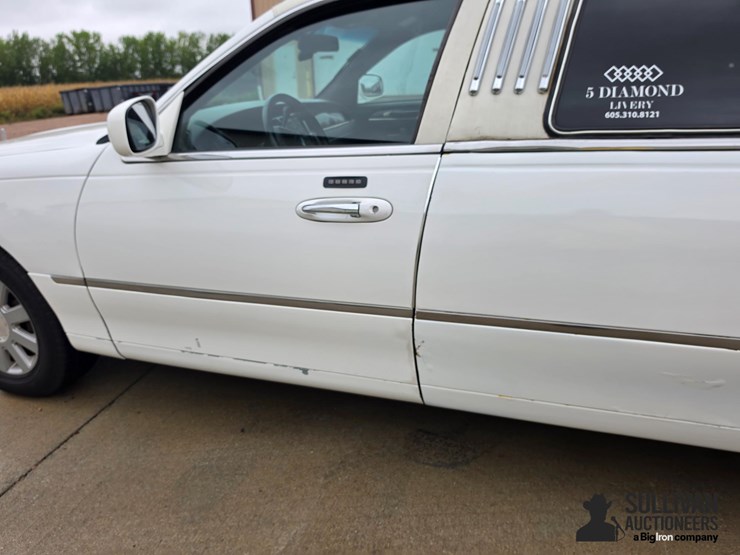 2006-lincoln-town-car-limousine-image-9