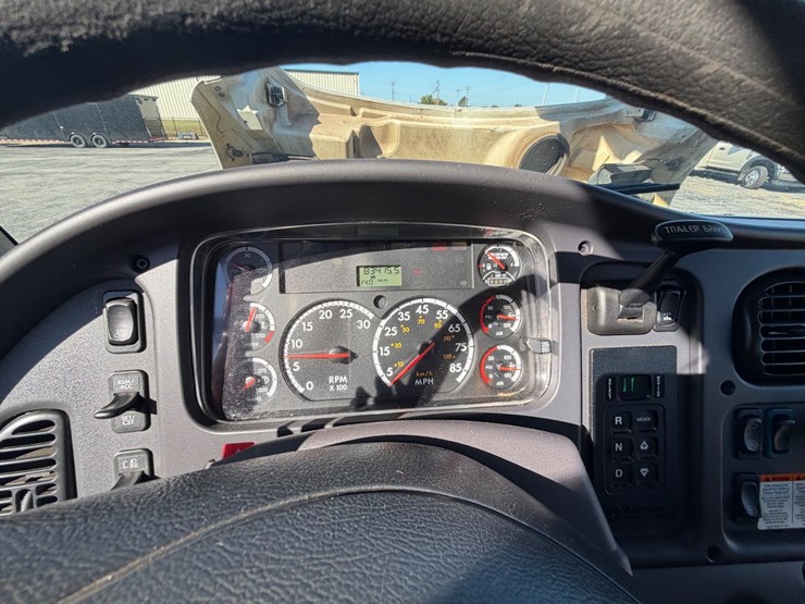 2014-freightliner-m2-106-image-56