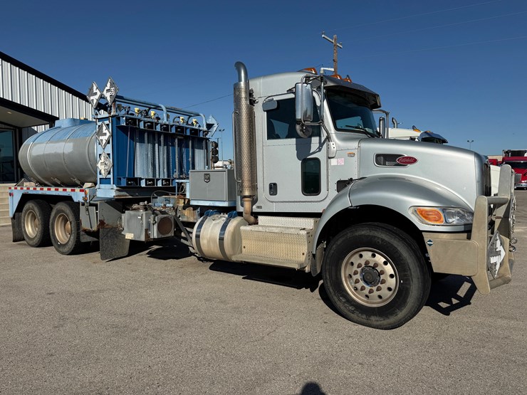 2015-peterbilt-348-image-1