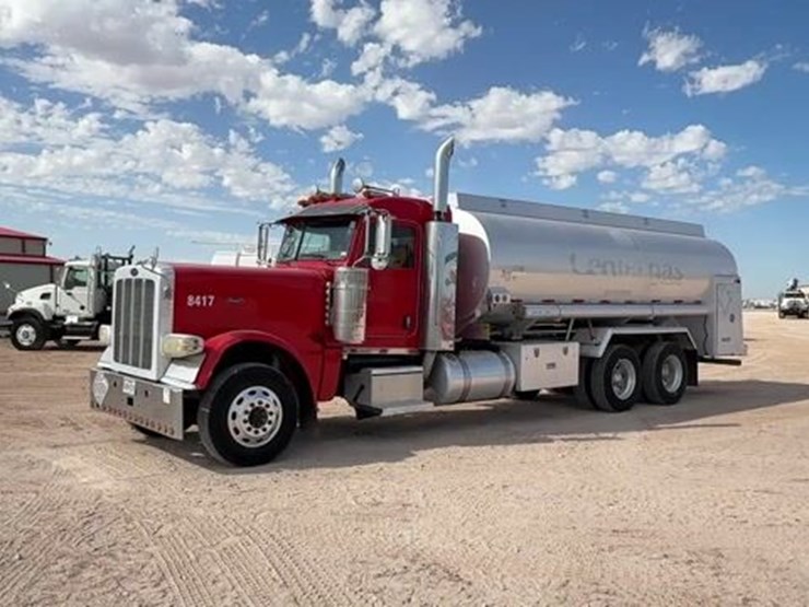2008-peterbilt-389-image-1