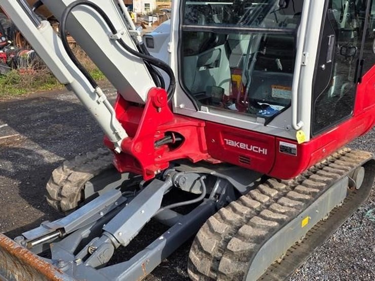 2023-takeuchi-tb240-image-12