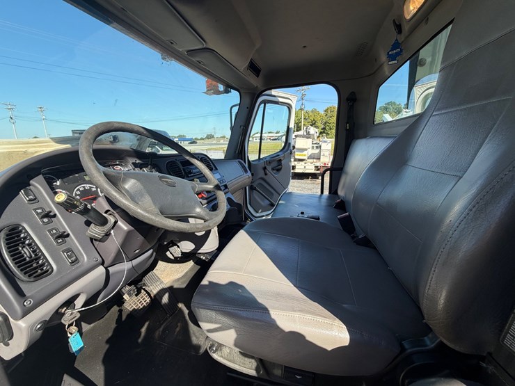 2014-freightliner-m2-106-image-52