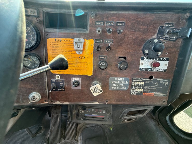 1990-peterbilt-357-image-22