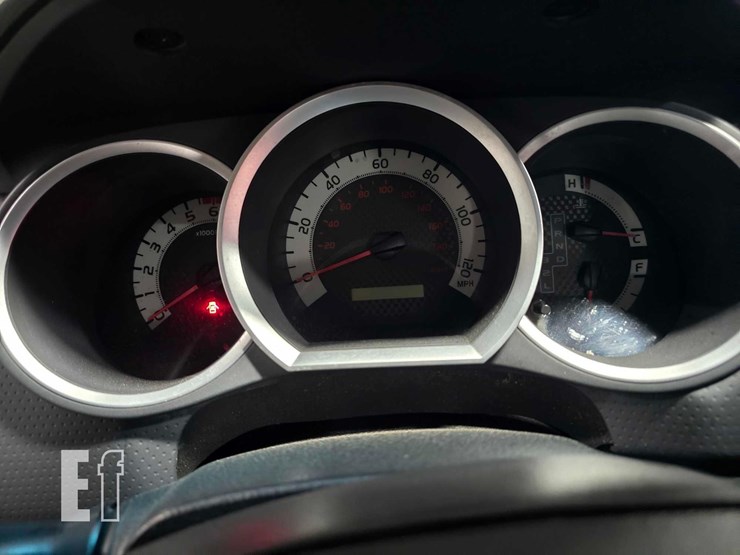 2013-toyota-tacoma-image-13