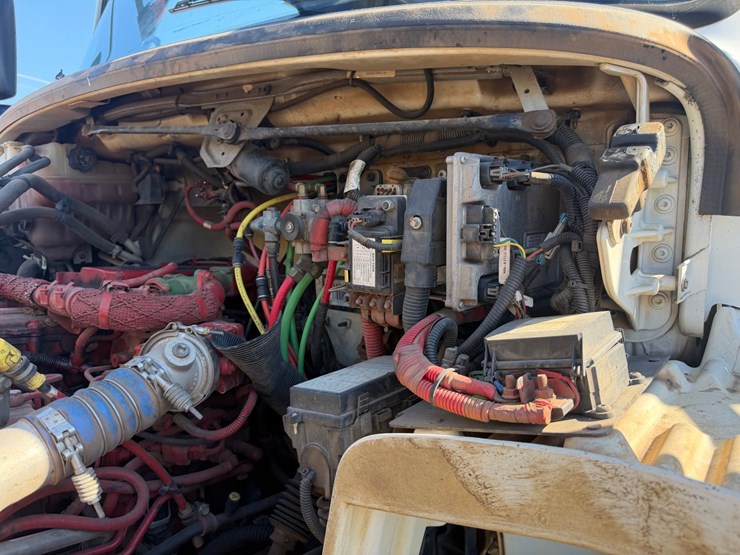 2014-freightliner-m2-106-image-60