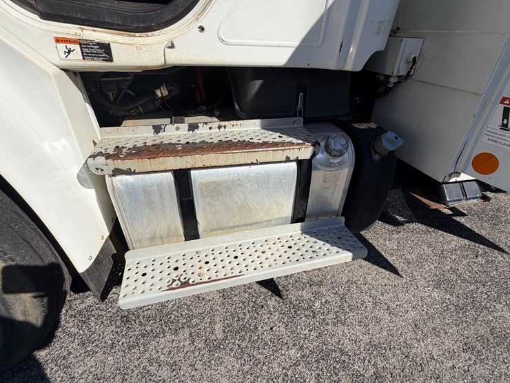 2014-freightliner-m2-106-image-46