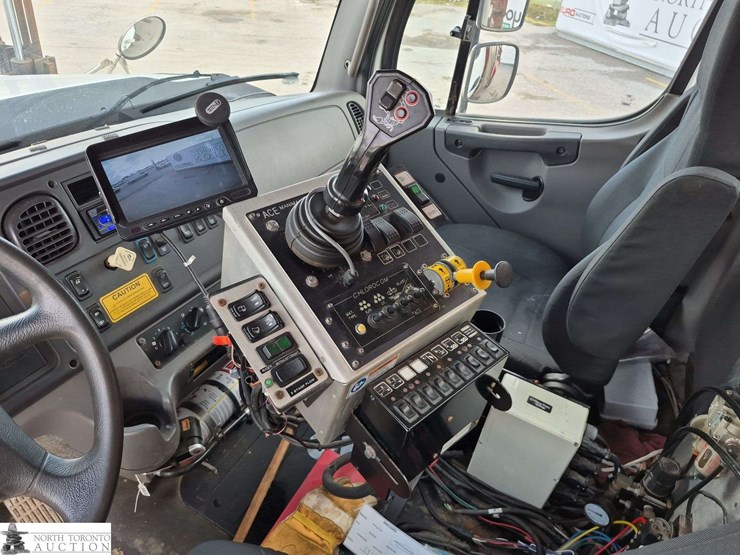 2014-freightliner-108sd-image-14