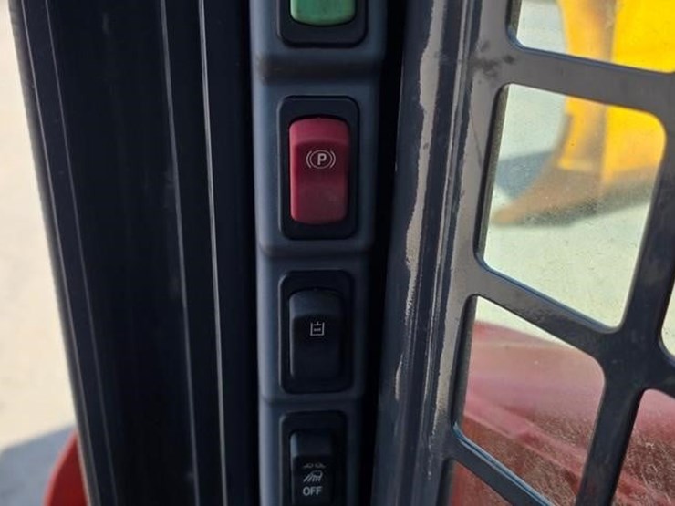 2025-kubota-ssv75-image-49