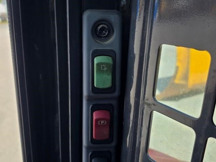 2025-kubota-ssv75-image-50