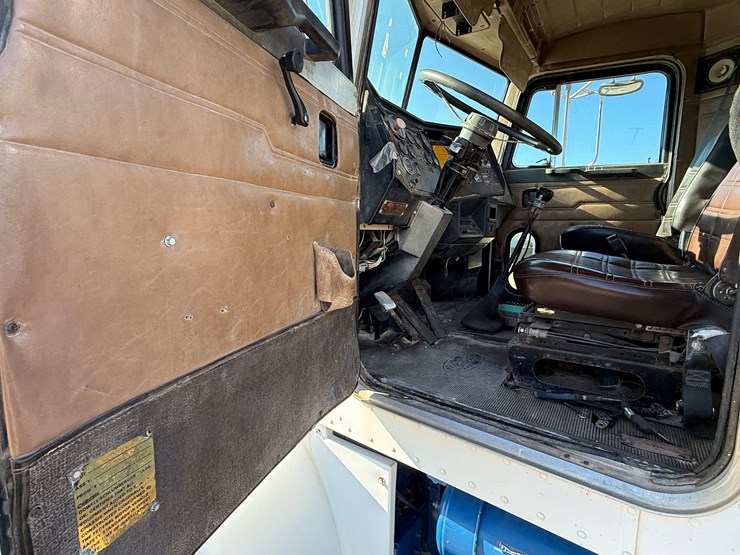 1990-peterbilt-357-image-14
