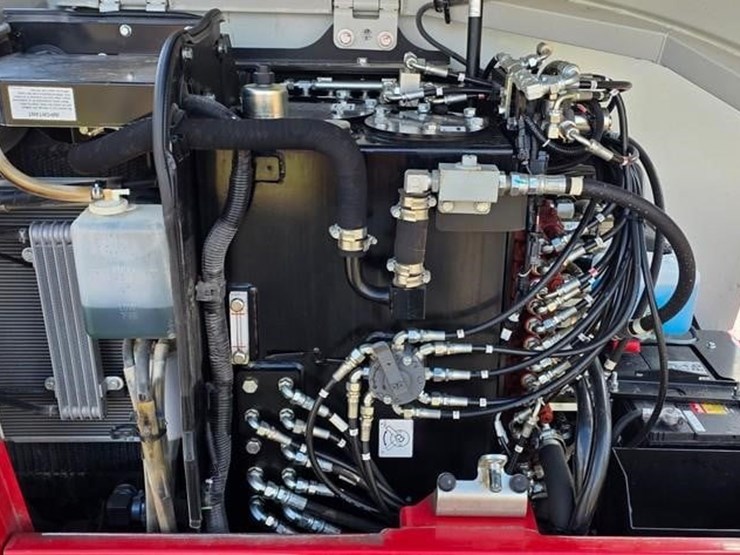2023-takeuchi-tb240-image-50