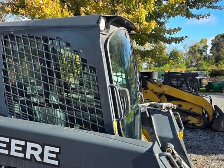 2015-deere-326e-image-10