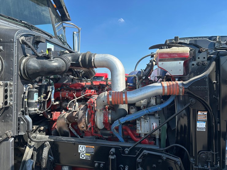 2016-peterbilt-389-image-17