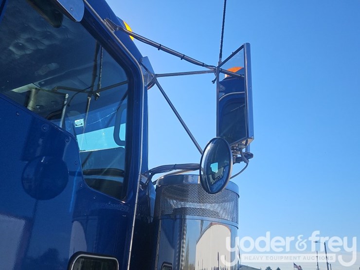 2016-kenworth-w900-image-25