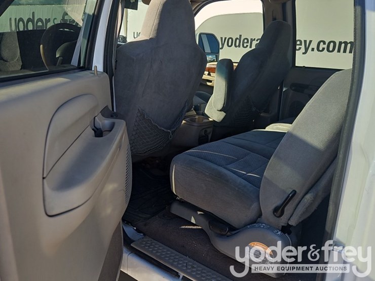 2001-ford-excursion-image-13