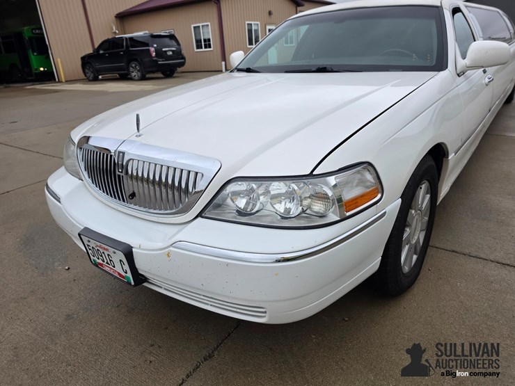 2006-lincoln-town-car-limousine-image-15