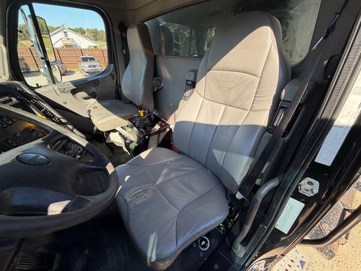 2016-freightliner-114sd-image-34
