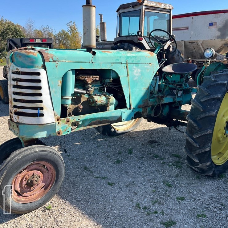 OLIVER TRACTOR 8223