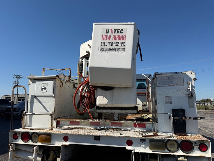 2004-freightliner-m2-106-image-11
