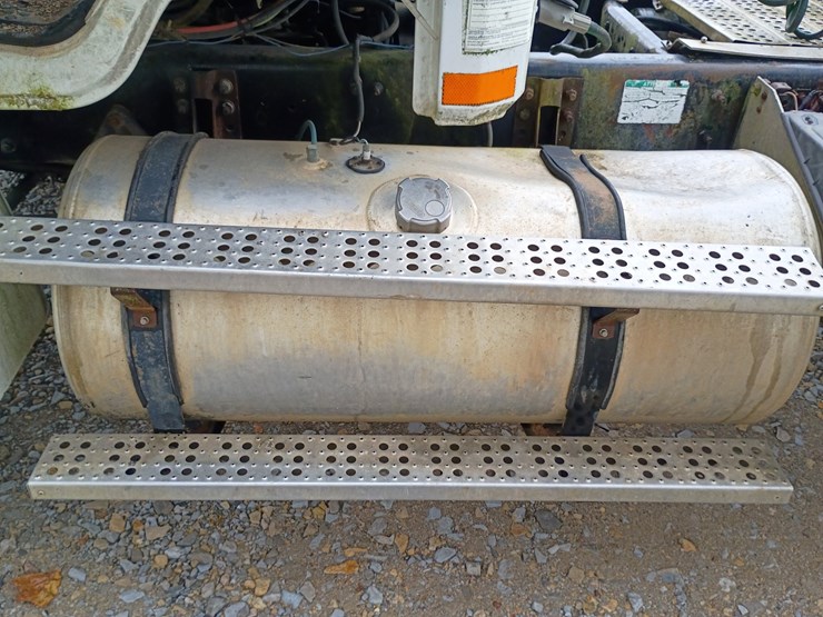 2003-freightliner-fl106-image-29