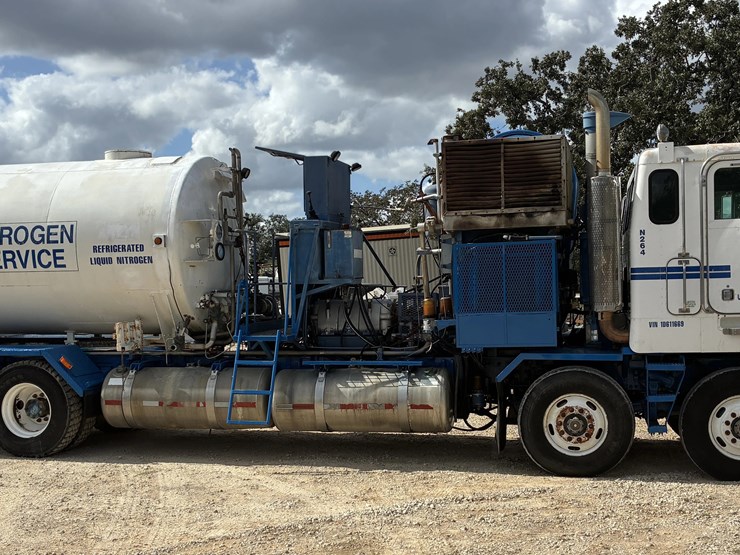 2001-peterbilt-362-image-3
