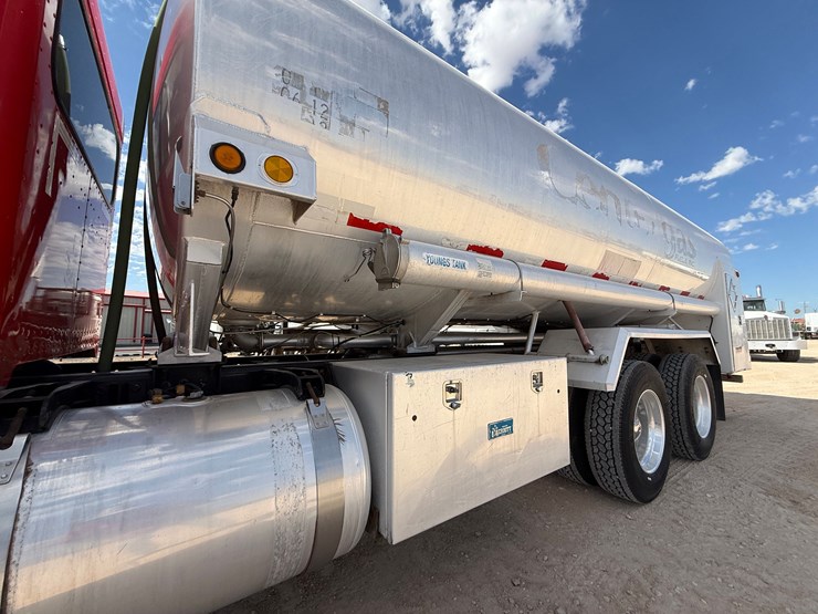 2008-peterbilt-389-image-15