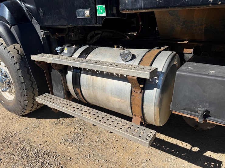 2016-freightliner-114sd-image-16