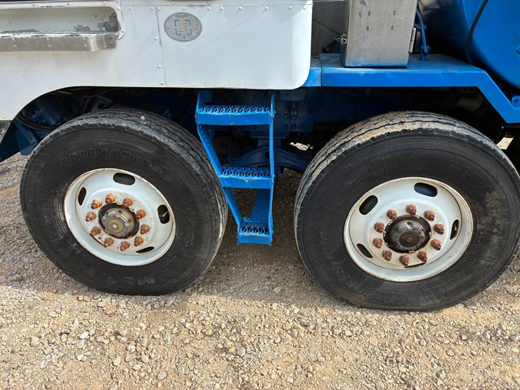 2001-peterbilt-362-image-26