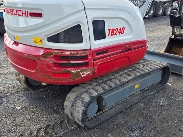 2023-takeuchi-tb240-image-25