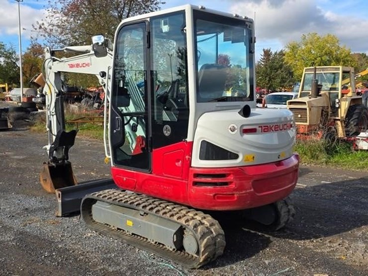 2023-takeuchi-tb240-image-4