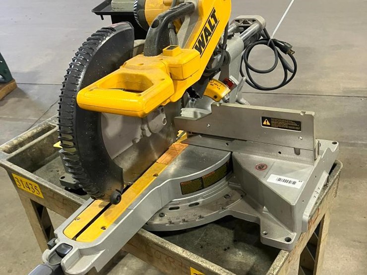 dewalt-compound-miter-saw,-model-dws780,-12"-blade-image-1