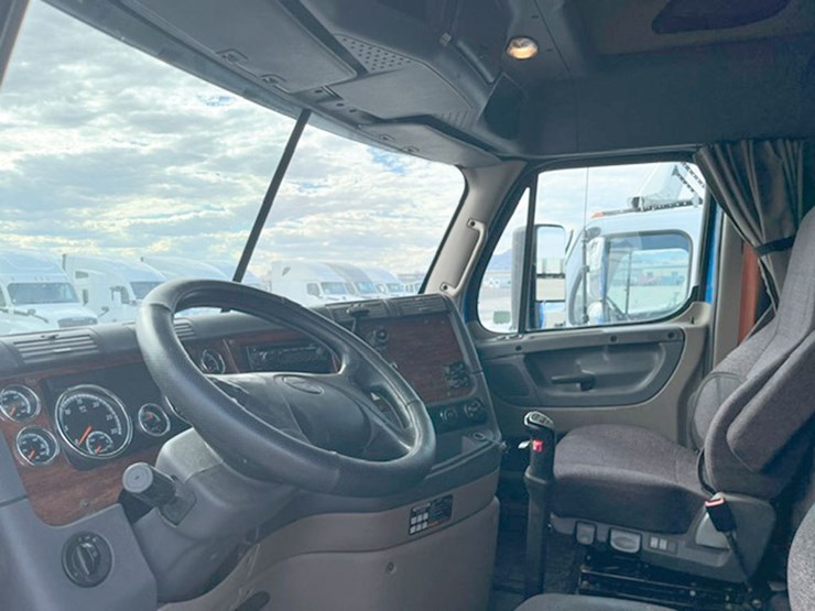 2017-freightliner-cascadia-125-image-5