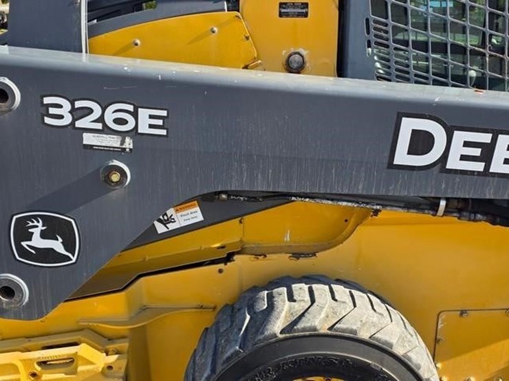 2015-deere-326e-image-15