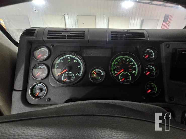 2018-freightliner-cascadia-113-image-11