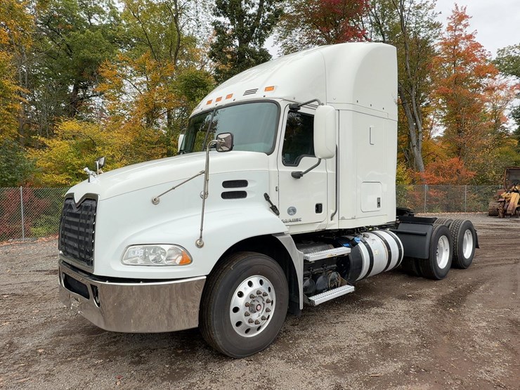 2018-mack-pinnacle-cxu613-image-1