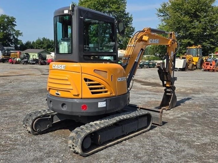 2018-case-cx37c-image-3