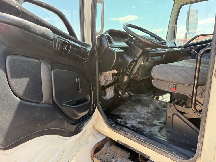 2015-hino-338-image-23