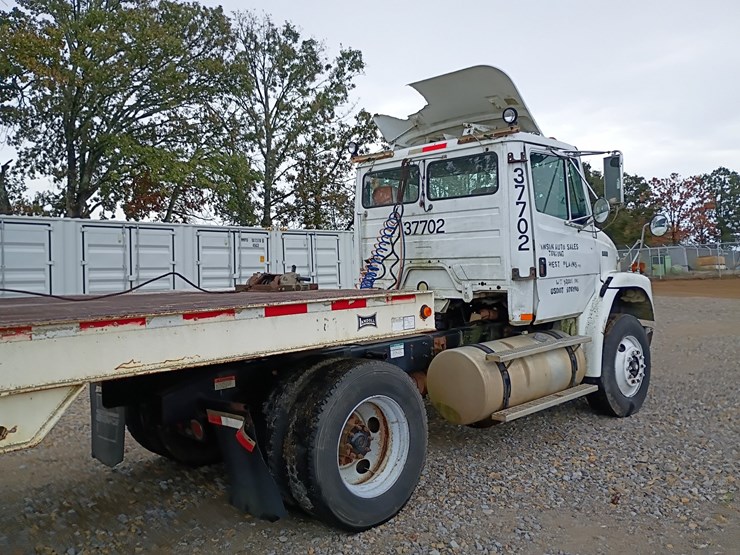 2003-freightliner-fl106-image-6